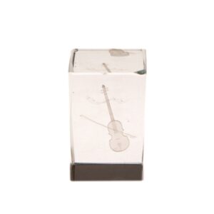 Cubo de cristal con violín 3D